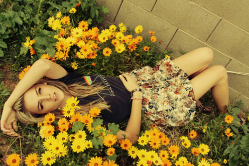 Chân váy in họa tiết hoa lá mặc cùng áo thun sẽ là một lựa chọn hiệu quả để giúp bạn trông vừa nữ tính vừa trẻ trung, năng động.