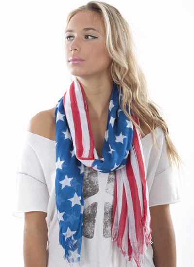 Chiếc khăn quàng cổ bắt mắt này sẽ là điểm nhấn hiệu quả cho phong cách của các bạn trẻ năng động, cá tính.