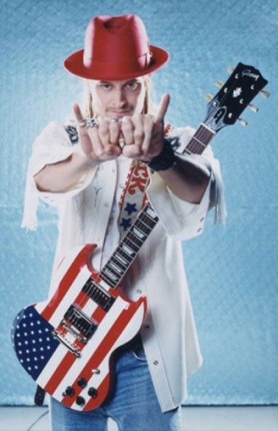 Kid Rock với chiếc đàn guitar độc đáo.