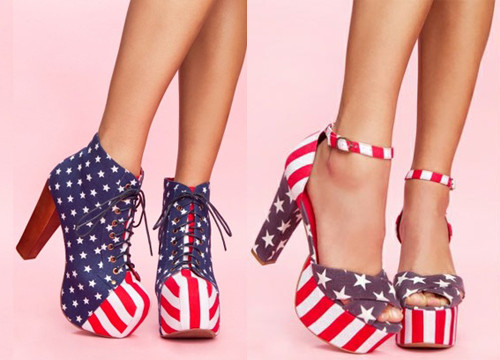 Họa tiết cờ Mỹ cũng được các ngôi sao nổi tiếng ưa chuộng và áp dụng với nhiều loại trang phục khác nhau.