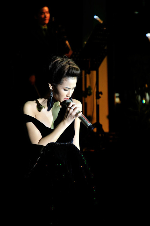 Trong khi đó, Maya lại khiến cánh đàn ông ngẩn ngơ với bờ vai lả lơi quyến rũ. Trong khi đó, Maya lại khiến cánh đàn ông ngẩn ngơ với bờ vai lả lơi quyến rũ.