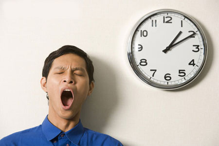 Ngáp: Ngáp nhiều là một chỉ báo khác của đau nửa đầu migraine. Trong một nghiên cứu năm 2006 được đăng trên tạp chí Cephalalgia, khoảng 36% số bệnh nhân đau nửa đầu migraine cho biết ngáp là một trong những dấu hiệu đau nửa đầu migraine sắp đến.