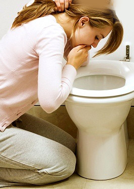 Buồn nôn hoặc nôn: Theo dữ liệu từ Nghiên cứu Đau nửa đầu migraine Hoa Kỳ II ở hơn 3.700 người bị đau nửa đầu migraine, 73% bị buồn nôn và 29% bị nôn. Một phân tích mới đây cho thấy những người bị buồn nôn liên quan với đau nửa đầu migraine thường bị đau dữ dội hơn và khó chịu hơn khi dùng thuốc giảm đau so với những người đau nửa đầu migraine không hoặc ít buồn nôn.