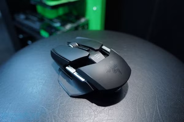 Điều đầu tiên, hẳn các bạn cũng đã biết, đó là Razer Ouroboros có thể dùng bằng cả tay trái và tay phải. Không chỉ là dùng bình thường, mà còn là dùng một cách thoải mái và vừa vặn. Đó là điều mà rất nhiều game thủ thuận tay trái mong mỏi ở bất kỳ một sản phẩm chuột chơi game nào. Nhưng đừng quên rằng để có được tính năng đó, người chơi sẽ phải điều chỉnh một chút miếng “vây” hai bên thân chuột cho phù hợp với tay cầm của mình.