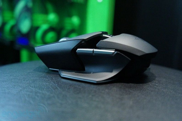 Không chỉ "trông có vẻ" độc đáo mà với chiếc vỏ đó, kích thước của Razer Ouroboros có thể được thay đổi để phù hợp với tay của mỗi người bằng cách điều chỉnh miếng ốp lưng phía trên chuột. Nâng miếng ốp lên một chút và kéo nó về sau, vậy là Ouroboros đã “dài ra” thêm một chút, rất hợp với những game thủ“tay to”.