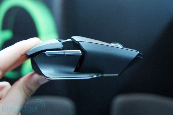 Ouroboros là chuột không dây, nhưng vẫn có một sợi cáp đi kèm không chỉ để sạc chuột mà còn có thể biến nó thành chuột có dây theo sở thích người sử dụng và tăng tốc độ sạc. Chú chuột này cũng có khả năng kết nối với dịch vụ cài đặt đám mây Synapse 2 của Razer, cho phép người dùng điều chỉnh key shortcut và download chương trình cài đặt về bất kỳ những chiếc máy tính nào mà họ sử dụng với Ouroboros.