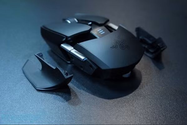 Nhìn Razer Ouroboros, hẳn những người ưa màu đen và sự cá tính sẽ cảm thấy thích thú, và thậm chí có thể có chút liên tưởng kỳ lạ tới hình ảnh của một chiếc phi thuyền không gian, hoặc cũng có thể là anh hùng Batman trong bộ cánh đen và chiếc mặt nạ rất “ngầu”.