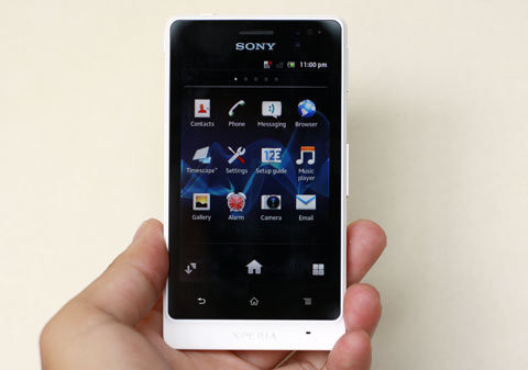 Sony Xperia Go: Xperia Go có thiết kế khá giống với Xperia Sola cũng của Sony. Máy có thể chống bụi và nước theo tiêu chuẩn IP-67 cho phép ngâm nước trong vòng 30 phút ở độ sâu một mét. Sản phẩm sử dụng màn hình 3,5 inch công nghệ Reality nhưng độ phân giải chỉ 480 x 320 pixel. Máy được trang bị chip xử lý lõi kép NovaThor U8500 tốc độ 1GHz, bộ nhớ trong 4GB có thể mở rộng bằng thẻ nhớ. Xperia Go chạy hệ điều hành Android 2.3. Sản phẩm được bán với giá 8,5 triệu đồng.