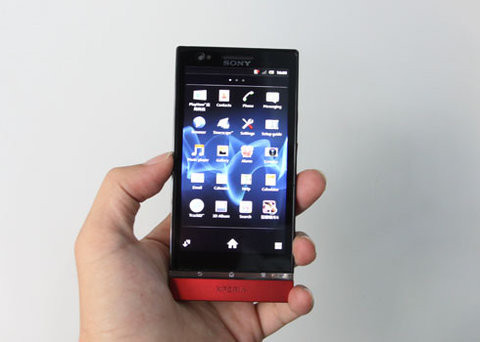 Sony Xperia P: Xperia P sở hữu màn hình qHD rộng 4 inch, độ phân giải 540 x 960 pixel, sử dụng công nghệ WhiteMagic, cho khả năng hiển thị tốt hơn dưới ánh nắng trực tiếp. Thiết bị có camera 8 megapixel, quay phim full HD 1080p và được trang bị bộ xử lý hai nhân NovaThor U8500. Xperia P sở hữu bộ khung nhôm nguyên khối. Một trong những tính năng được chú ý của P là NFC. Thiết bị này có 3 phiên bản màu sắc và chạy hệ điều hành Android 2.3. Sản phẩm được bán với giá 9 triệu đồng.