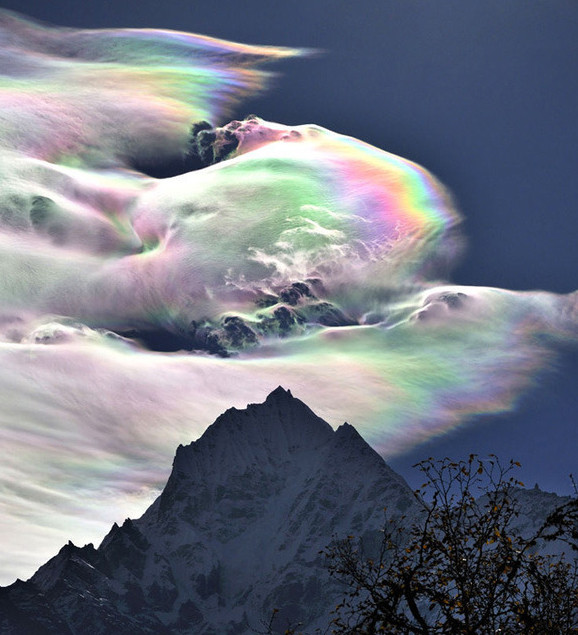 Hiện tượng lạ của đám mây ngũ sắc trên bầu trời. Hiện tượng lạ của đám mây ngũ sắc trên bầu trời.