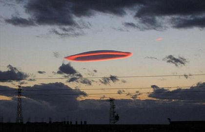 Đám mây hình đĩa bay nổi bật trên nền trời. Đám mây hình đĩa bay nổi bật trên nền trời.