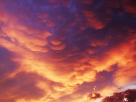 Mây chiều hoàng hôn rực sáng trên bầu trời TPHCM. Mây chiều hoàng hôn rực sáng trên bầu trời TPHCM.