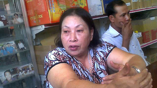 Bà Gìn và ông Hải ngồi tiếp bệnh nhân tại trạm y tế phường Long Thạnh Mỹ, quận 9 - Ảnh: HẢI TRIỀU. Bà Gìn và ông Hải ngồi tiếp bệnh nhân tại trạm y tế phường Long Thạnh Mỹ, quận 9 - Ảnh: HẢI TRIỀU.