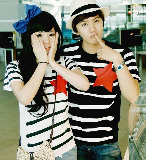 Áo đôi thường có họa tiết hoặc màu sắc tương đồng.