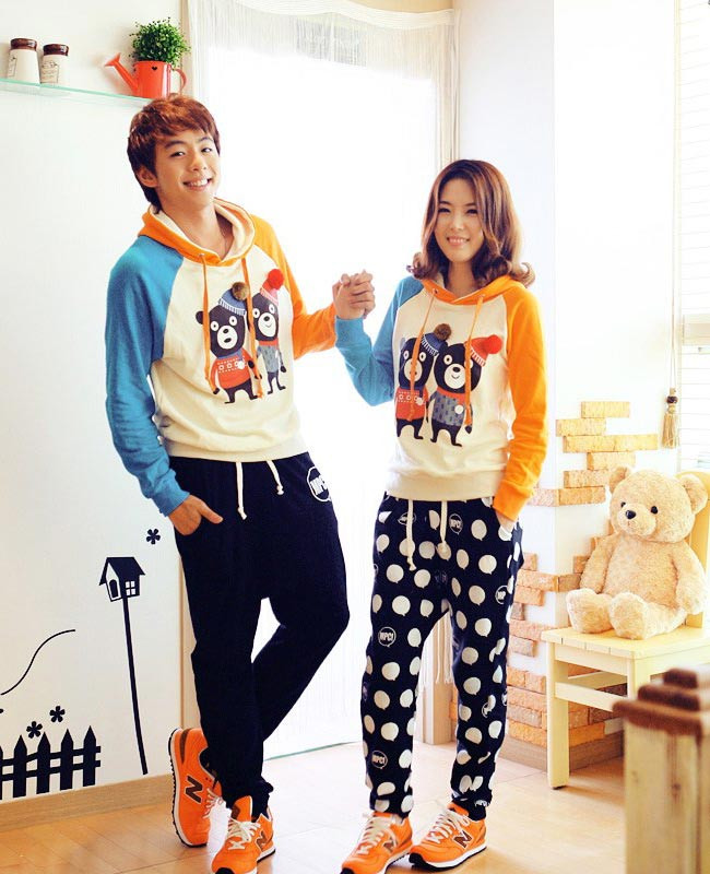 Họa tiết ngộ nghĩnh, màu áo tươi sáng phù hợp với những đôi trẻ trung, nhí nhảnh.