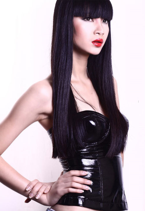 Hạ Vy cá tính cùng tóc dài thẳng và mái tóc bằng.