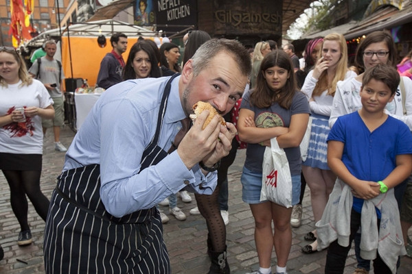 Ông Mark còn cho biết thêm, não bê có những nếp nhăn trông giống não người và được bán với giá khá đắt, khoảng 10 Bảng/kg (330.000 VNĐ). Trong khi các món ăn ngày càng nhàm chán, việc nếm thử những món ăn từ nội tạng động vật đã trở thành lựa chọn thú vị đối với nhiều thực khách. Ông Mark còn cho biết thêm, não bê có những nếp nhăn trông giống não người và được bán với giá khá đắt, khoảng 10 Bảng/kg (330.000 VNĐ). Trong khi các món ăn ngày càng nhàm chán, việc nếm thử những món ăn từ nội tạng động vật đã trở thành lựa chọn thú vị đối với nhiều thực khách.