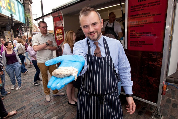 Ngoài ra, thực đơn của quán ăn còn có chân lợn, sụn bò rắc cốm, tim thịt bò xiên, não quấn xà lách, não nướng giòn… Ông Mark cho biết, ông và đội ngũ đầu bếp đã lấy cảm hứng từ chương trình truyền hình Walking Dead phần 2. Ngoài ra, thực đơn của quán ăn còn có chân lợn, sụn bò rắc cốm, tim thịt bò xiên, não quấn xà lách, não nướng giòn… Ông Mark cho biết, ông và đội ngũ đầu bếp đã lấy cảm hứng từ chương trình truyền hình Walking Dead phần 2.