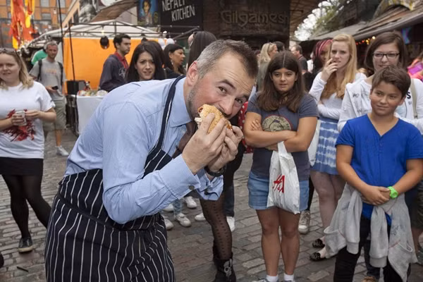 Ông Mark còn cho biết thêm, não bê có những nếp nhăn trông giống não người và được bán với giá khá đắt, khoảng 10 Bảng/kg (330.000 VNĐ). Trong khi các món ăn ngày càng nhàm chán, việc nếm thử những món ăn từ nội tạng động vật đã trở thành lựa chọn thú vị đối với nhiều thực khách.