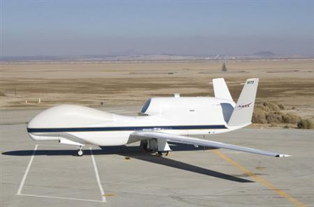 Chiếc Global Hawk được sử dụng để giúp các nhà khoa học dự báo bão bằng cách quan sát các cơn bão tăng cường. Từ việc bay tới gần các cơn bão để quay đoạn phim và ghi lại điều kiện thời tiết, Global Hawk có khả năng chụp rõ hơn các dấu hiệu bão. Global Hawk có thể bay với tốc độ 400 dặm một giờ ở độ cao gần 20.000m.