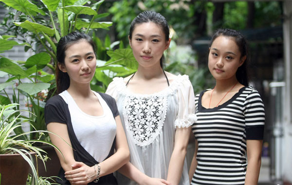 Quyết tâm khẳng định rằng mình không xấu như đồn đại, ba cô gái đã để mặt mộc cho báo giới chiêm ngưỡng, nhưng kết quả không khả quan cho lắm.