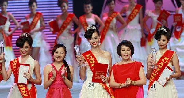 Cũng đăng quang trong tháng 7 vừa rồi, Hoa hậu Hoàn vũ Hải Nam bị chê "mặt dài ngoẵng".