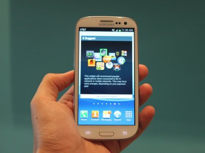 Android đa năng nhưng khó kích hoạt: Khi trải nghiệm Android lần đầu, bạn sẽ thấy nhiều thứ đang hoạt động. Có hàng loạt widget, ứng dụng và lựa chọn mà bạn chưa hề biết đến. Chẳng hạn như Galaxy S III sở hữu những tính năng độc đáo mà iPhone không thể làm được. Đáng tiếc, bạn cũng phải tùy chỉnh không ít cài đặt nếu muốn kích hoạt tính năng. Chúng là điều khó khăn đối với người mới dùng Android. Android đa năng nhưng khó kích hoạt: Khi trải nghiệm Android lần đầu, bạn sẽ thấy nhiều thứ đang hoạt động. Có hàng loạt widget, ứng dụng và lựa chọn mà bạn chưa hề biết đến. Chẳng hạn như Galaxy S III sở hữu những tính năng độc đáo mà iPhone không thể làm được. Đáng tiếc, bạn cũng phải tùy chỉnh không ít cài đặt nếu muốn kích hoạt tính năng. Chúng là điều khó khăn đối với người mới dùng Android.