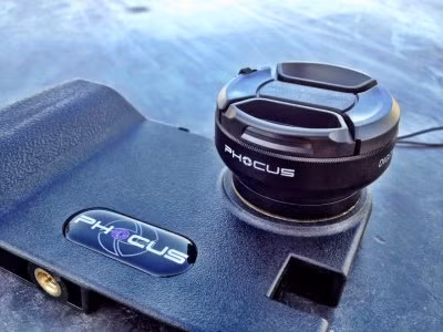 Phụ kiện cho thiết bị Android chưa thực sự tốt: Dễ nhận thấy, giới sản xuất phụ kiện dường như kém quan tâm đến Android. Trên thị trường có rất nhiều phụ kiện độc dành cho iPhone, không những hỗ trợ chụp ảnh tốt mà còn tăng cường dung lượng pin. Nghĩ một cách đơn giản, dòng điện thoại Android không có được sự nhiệt tình tương tự từ đối tác làm phụ kiện.