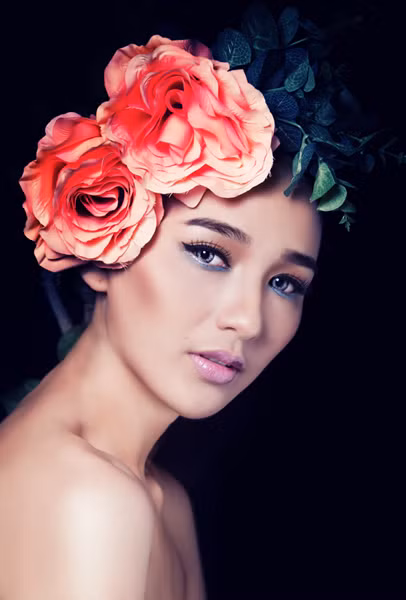 Thay đổi một chút ở màu mắt và môi, Hoa hậu Du lịch đã rất khác lạ. Ảnh: Lê Thiện Viễn.