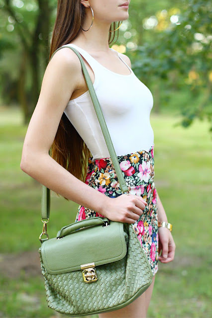 Chiếc túi màu xanh kiểu cói mang lại nét cổ điển cho tín đồ thời trang. Chiếc túi màu xanh kiểu cói mang lại nét cổ điển cho tín đồ thời trang.