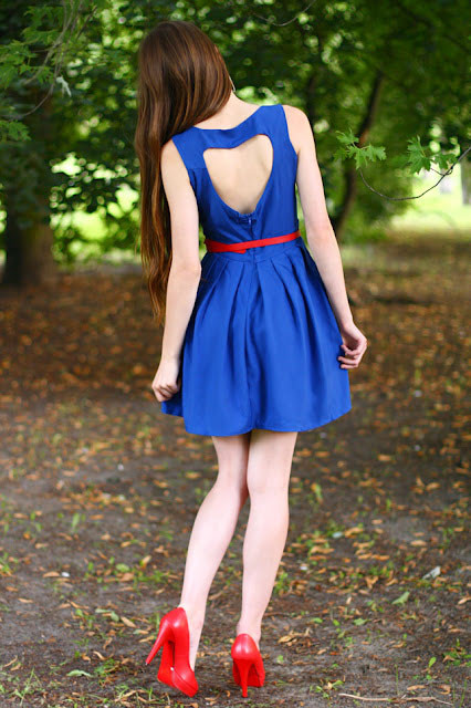 Những thiết kế xanh này còn được nhấn bằng những đường khoét xẻ ấn tượng và gợi cảm. Những thiết kế xanh này còn được nhấn bằng những đường khoét xẻ ấn tượng và gợi cảm.