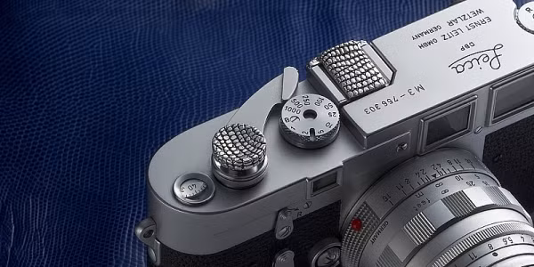 Hiện tại, một bộ nút bọc đang được bán với giá 300USD (khoảng 6 triệu VNĐ) trên các web bán hàng trực tuyến của Nhật. Mức giá này tuy khá cao, nhưng đối với những tín đồ Leica thì có lẽ cũng chẳng thấm tháp vào đâu, chắc chắn họ sẽ móc hầu bao nếu thấy nó là cần thiết cho đứa con cưng của mình. Hiện tại, một bộ nút bọc đang được bán với giá 300USD (khoảng 6 triệu VNĐ) trên các web bán hàng trực tuyến của Nhật. Mức giá này tuy khá cao, nhưng đối với những tín đồ Leica thì có lẽ cũng chẳng thấm tháp vào đâu, chắc chắn họ sẽ móc hầu bao nếu thấy nó là cần thiết cho đứa con cưng của mình.