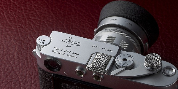 Bạn có để ý rằng, có nhiều bộ phận trên chiếc DSLR phải làm việc với cường độ cao, hoặc chịu nhiều va chạm, ma sát nhưng lại không hề được bảo vệ gì không? Xuất phát từ ý tưởng đó, nhà thiết kế Jay Tsujimura đến từ Nhật Bản đã phát minh ra nút bọc phím chụp và đế gắn flash dành cho máy ảnh. Bạn có để ý rằng, có nhiều bộ phận trên chiếc DSLR phải làm việc với cường độ cao, hoặc chịu nhiều va chạm, ma sát nhưng lại không hề được bảo vệ gì không? Xuất phát từ ý tưởng đó, nhà thiết kế Jay Tsujimura đến từ Nhật Bản đã phát minh ra nút bọc phím chụp và đế gắn flash dành cho máy ảnh.