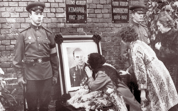 Ngày 24/04/1967: một tai nạn đáng tiếc nữa xảy ra khi con tàu Soyur I trở nhà du hành Vladimir Komarov (Liên Xô) bị nổ trong lúc trở về Trái Đất.