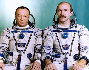 Ngày 21/12/1988: Lịch sử ghi nhận Vladimir Titov và Musa Manarov (người Liên Xô) là hai nhà du hành sống trong vũ trụ lâu nhất với thời gian: 365 ngày, 22 giờ và 39 phút trên trạm vũ trụ hòa bình Mir.