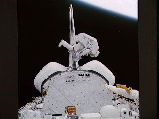 Ngày 7/02/1984: phi hành gia người Mỹ Bruce McCandless thực hiện chuyến đi bộ đầu tiên mà không cần dây nối.