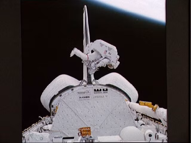 Ngày 7/02/1984: phi hành gia người Mỹ Bruce McCandless thực hiện chuyến đi bộ đầu tiên mà không cần dây nối.