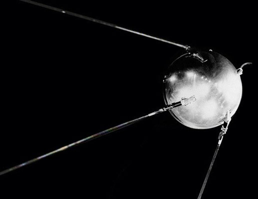 Ngày 4/10/1957: Vệ tinh nhân tạo đầu tiên của loài người mang tên Sputnik được phóng vào vũ trụ từ Liên Xô. Sự kiện này mở màn cho kỷ nguyên chinh phục không gian và đánh dấu chiến thắng đầu tiên của Liên Xô trong cuộc đua với Mỹ.