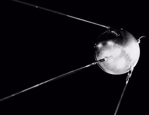 Ngày 4/10/1957: Vệ tinh nhân tạo đầu tiên của loài người mang tên Sputnik được phóng vào vũ trụ từ Liên Xô. Sự kiện này mở màn cho kỷ nguyên chinh phục không gian và đánh dấu chiến thắng đầu tiên của Liên Xô trong cuộc đua với Mỹ.