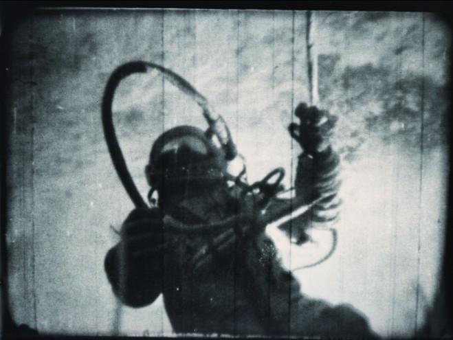 Ngày 18/03/1965: Aleksei Leonov (Liên Xô) trở thành người đầu tiên bước ra khỏi tàu vũ trụ và đi bộ trong không gian.