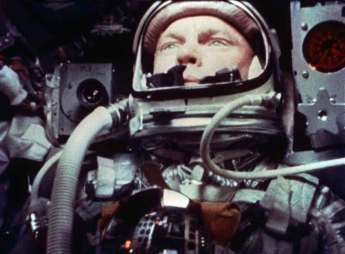 Ngày: 20/02/1962: John Glenn trở thành công dân Mỹ đầu tiên lái tàu vũ trụ du hành quay Trái Đất 3 vòng.