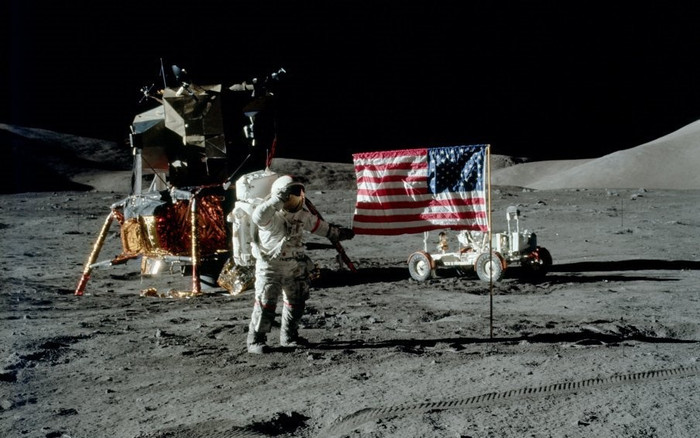 Từ 7-19/12/1972: Tàu Apollo 17 đã đưa hai nhà du hành Eugene Cernan và Harrison Schimit đổ bộ lên Mặt Trăng với thời gian lâu nhất: 74 giờ 59 phút. Đây là lần gần nhất con người xuất hiện trên ngôi nhà Hằng Nga.