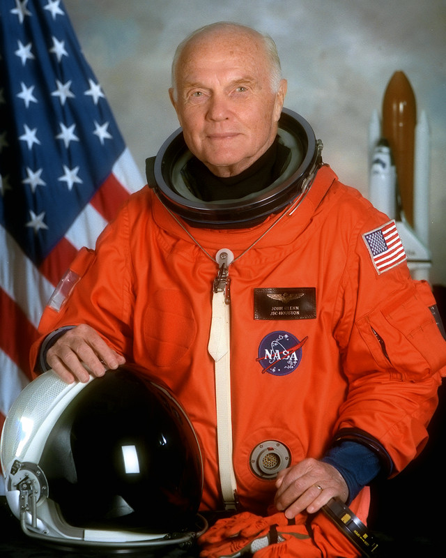 Ngày 29/10/1998: Phi hành gia John Glenn đã một lần nữa trở lại vũ trụ ở tuổi 53 trên tàu con thoi Discovery, ông là người già nhất thực hiện nhiệm vụ trong không gian cho tới nay.