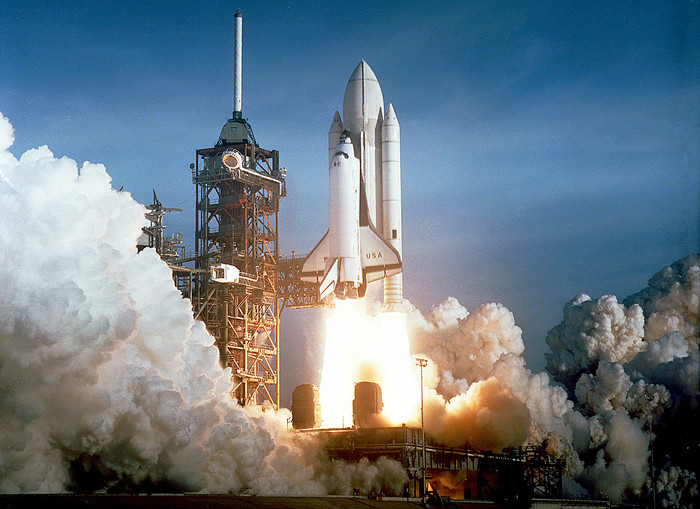 Ngày 12/08/1981: Tàu con thoi Columbia trở thành phi thuyền đầu tiên trở về Trái Đất với phương thức hạ cánh như máy bay (trước đó chỉ có một module của tàu vũ trụ trở lại).