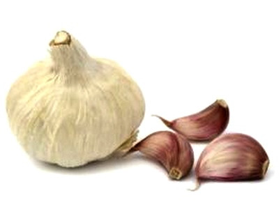 Bữa tối dùng 3 tép tỏi: Hằng ngày ăn 3 tép tỏi, liên tục trong 8 tuần có thể giảm nồng độ của cholesterol “xấu” trong máu xuống 10%. Trong tỏi chứa hợp chất sulfur ức chế trực tiếp sự tổng hợp cholesterol trong gan, theo đó đạt công hiệu giảm cholesterol.