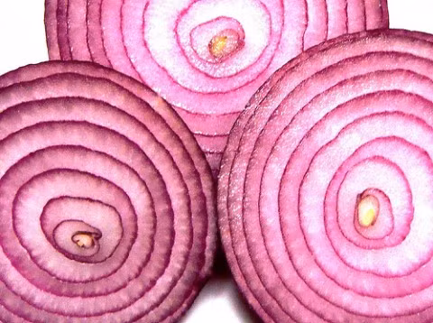 Hằng ngày ăn nửa củ hành: Củ hành là thức ăn bảo vệ sức khỏe tốt và rẻ tiền, hằng ngày chỉ ăn nửa quả củ hành sống liên tục trong 8 tuần, sẽ làm cho nồng độ cholesterol “tốt” trong máu tăng lên 20%, cũng như làm giảm cholesterol và triglyceride máu. Củ hành ăn sống với hiệu quả tốt hơn, càng nấu lâu thì hiệu quả giảm cholesterol càng kém.