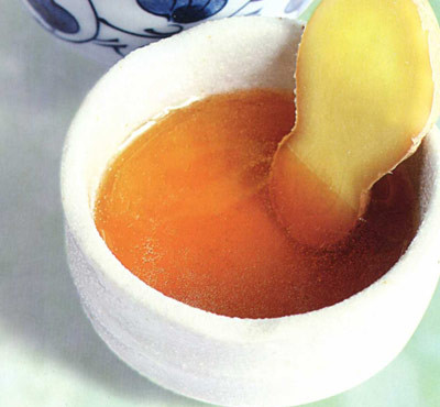 Hằng tuần dùng một bát canh gừng: Gừng phơi khô tán bột pha nước sôi uống, thành phần “Zingiberol” và “Zingiberene” trong gừng có thể làm giảm nồng độ triglyceride của người mắc chứng cao mỡ máu xuống 27%, hơn nữa làm nồng độ cholesterol “xấu” giảm 33%.