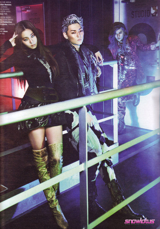 Trong tháng 9, UEE cũng xuất hiện cùng 2 thành viên Min Hyun và Ren của NU’EST trên tạp chí W. Lần này, cô mang tới hình ảnh quyến rũ với mắt khói. Trong tháng 9, UEE cũng xuất hiện cùng 2 thành viên Min Hyun và Ren của NU’EST trên tạp chí W. Lần này, cô mang tới hình ảnh quyến rũ với mắt khói.