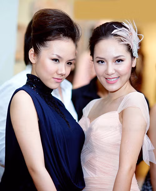 Sống cùng chị gái, cùng gắn bó, và theo chị trong nhiều lần đi diễn, Phương Ly dường như bị ảnh hưởng nhiều bởi phong cách của Phương Linh. Sống cùng chị gái, cùng gắn bó, và theo chị trong nhiều lần đi diễn, Phương Ly dường như bị ảnh hưởng nhiều bởi phong cách của Phương Linh.