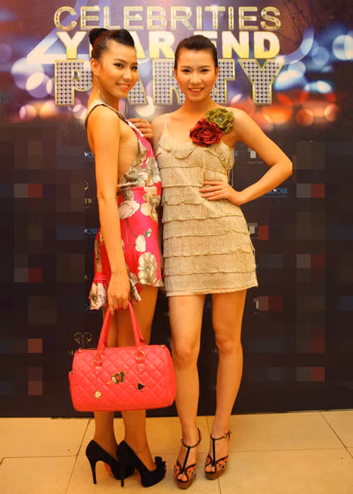 Huyền Thư và Thư Huyền cũng rất biết cách phối trang phục để nổi bật trong hầu hết các sự kiện lớn, nhỏ. Huyền Thư và Thư Huyền cũng rất biết cách phối trang phục để nổi bật trong hầu hết các sự kiện lớn, nhỏ.